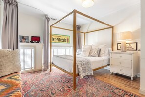 Een strijkplank/strijkijzer, wifi, beddengoed
