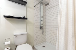 Ducha, secador de pelo, toallas