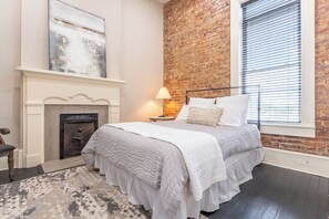 Iron/ironing board, WiFi, bed sheets - The Officer-Chic 1 bedroom on the Historic Square (Livingston)