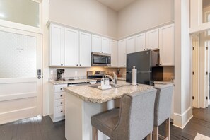 Fridge, microwave, oven, stovetop - The Officer-Chic 1 bedroom on the Historic Square (Livingston)