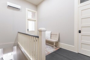 Interior - The Officer-Chic 1 bedroom on the Historic Square (Livingston)