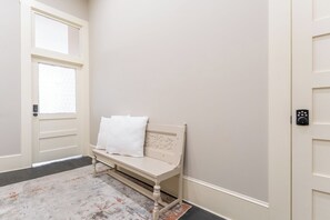 Interior - The Officer-Chic 1 bedroom on the Historic Square (Livingston)