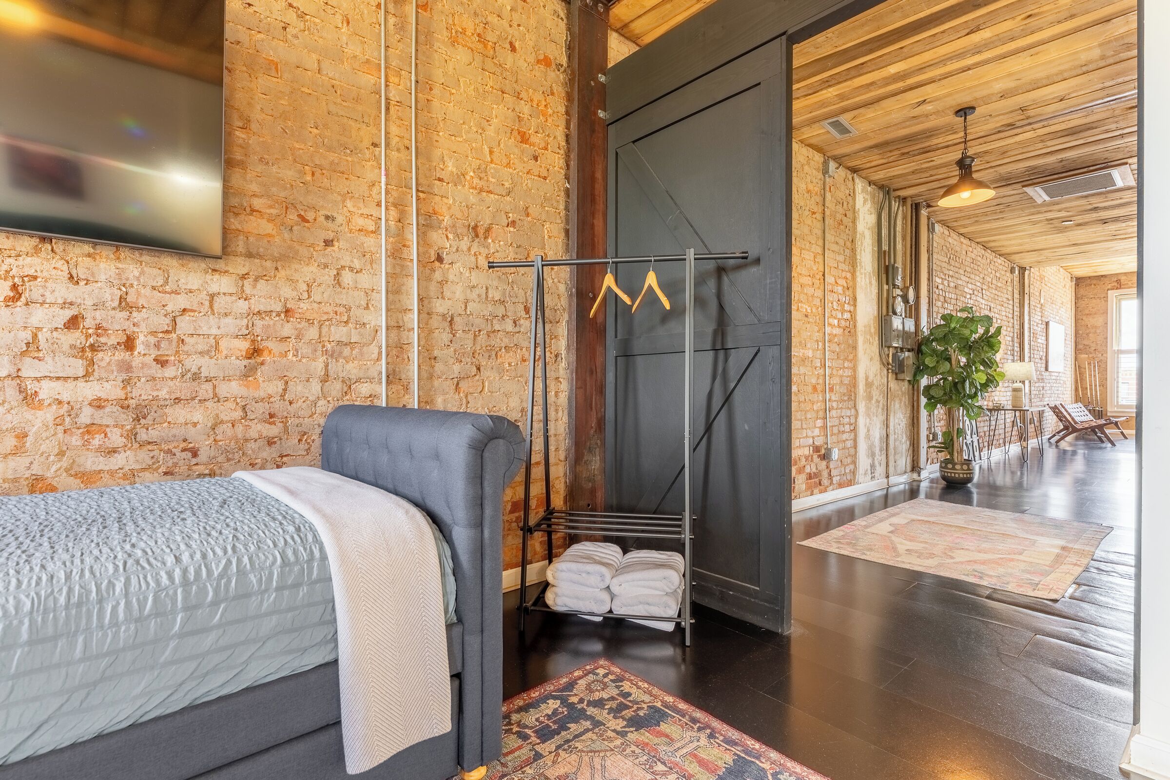 Tabla de planchar con plancha, wifi, ropa de cama