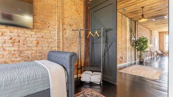 Tabla de planchar con plancha, wifi, ropa de cama