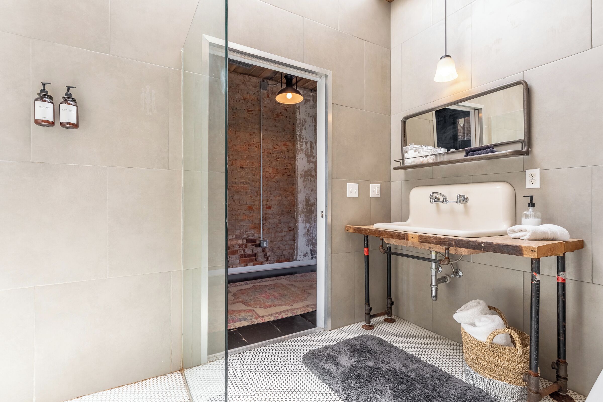 Dusj, hårføner og håndklær