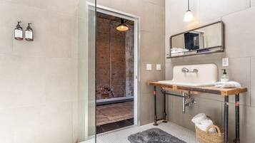 Dusj, hårføner og håndklær