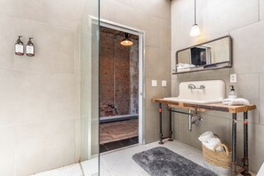 Bruser, hårtørrer, håndklæder