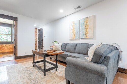 Speakeasy-2 bedroom/2 bath- on the Downtown Square