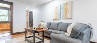 Speakeasy-2 bedroom/2 bath- on the Downtown Square