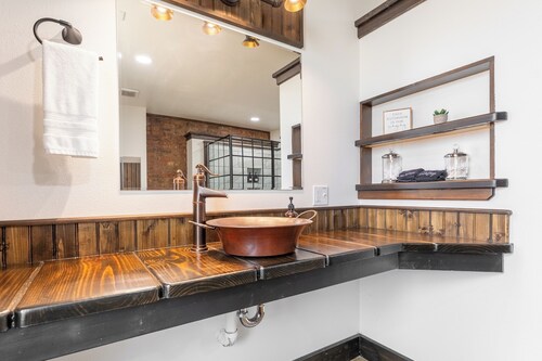 Speakeasy-2 bedroom/2 bath- on the Downtown Square
