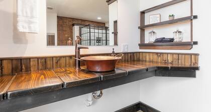 Speakeasy-2 bedroom/2 bath- on the Downtown Square
