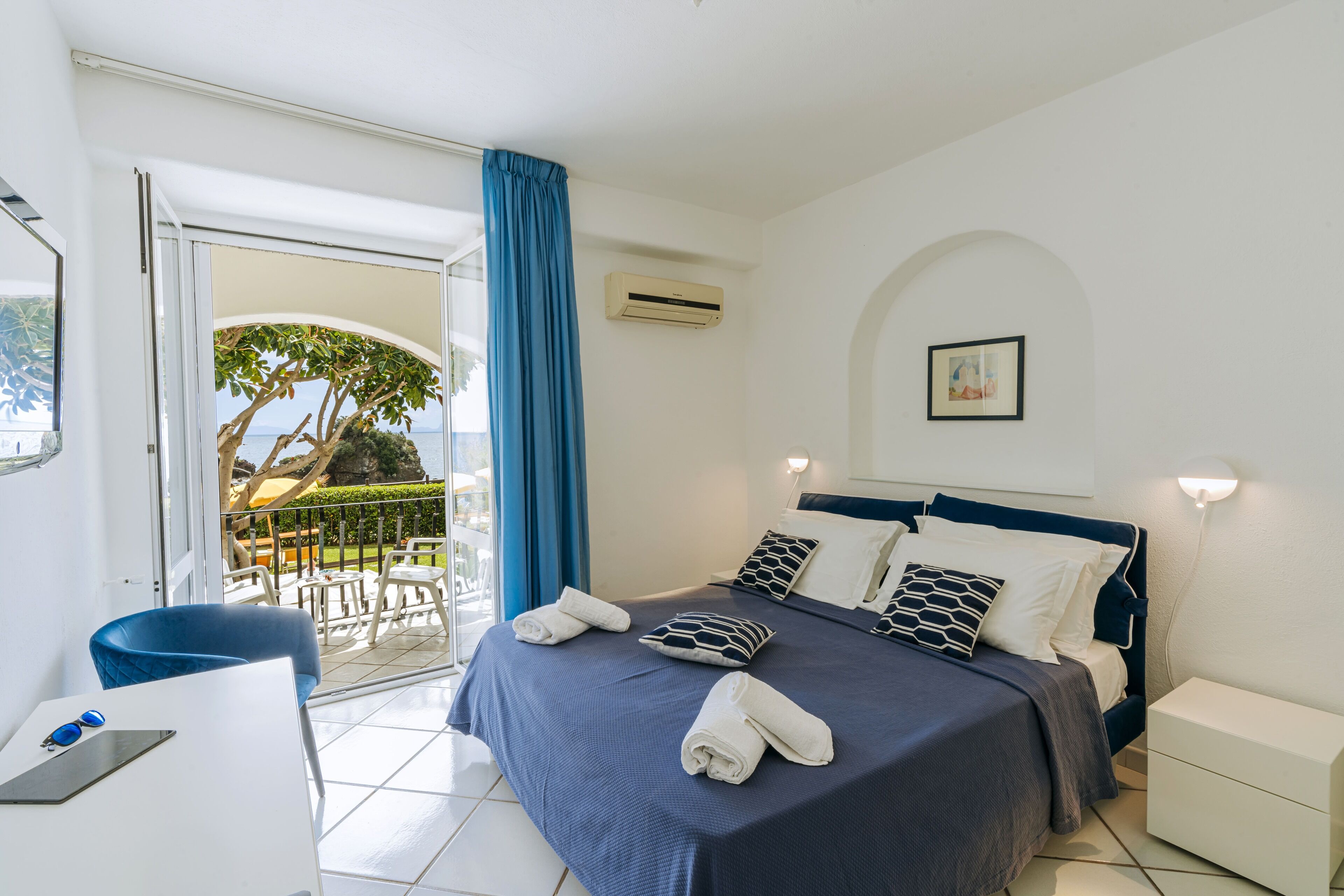 1 habitación, tabla de planchar con plancha y cuna de viaje 