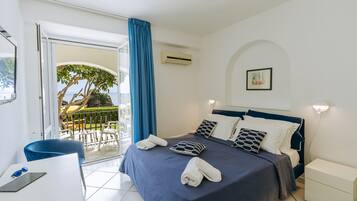 1 habitación, tabla de planchar con plancha y cuna de viaje