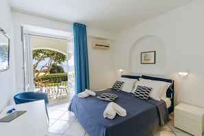 1 habitación, tabla de planchar con plancha y cuna de viaje 