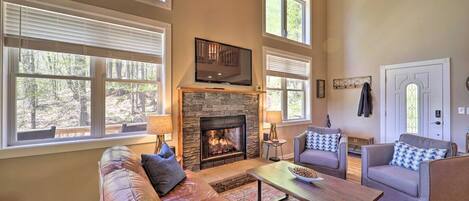 Télévision, cheminée, table de tennis de table, livres