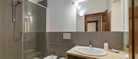 Shower, bidet, towels, shampoo