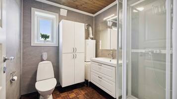 Cabin, 2 Bedrooms, Balcony | Bathroom