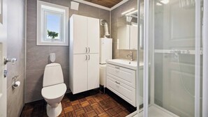 A bathroom with a toilet, a sink, and a shower. - Family Cabin Budor - 60 MIN From OSL - Sauna & Hedmarksvidda (Loten)