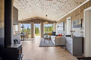 Cabin, 2 phòng ngủ, ban công | Khu phòng khách