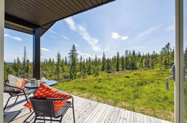 Chalet rustique, 2 chambres, balcon | Restauration en plein air