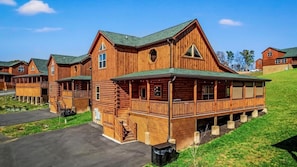 Exterior - Midnight Magic (Pigeon Forge)