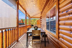 Outdoor dining - 4-Bedroom Cabin in Adorable Pigeon Forge (Pigeon Forge)