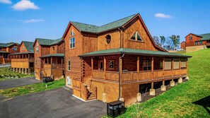 Exterior - 4-Bedroom Cabin in Adorable Pigeon Forge (Pigeon Forge)