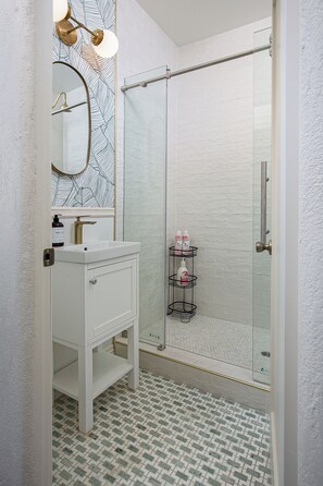 Bruser, hårtørrer, bidet, håndklæder