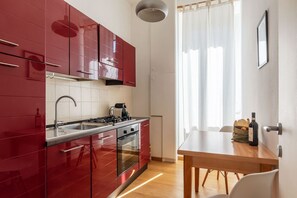 Fridge, oven, stovetop, coffee/tea maker - Casa Testaccio - WelcometoRhome (Roma)