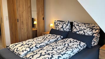 Tabla de planchar con plancha, wifi, ropa de cama