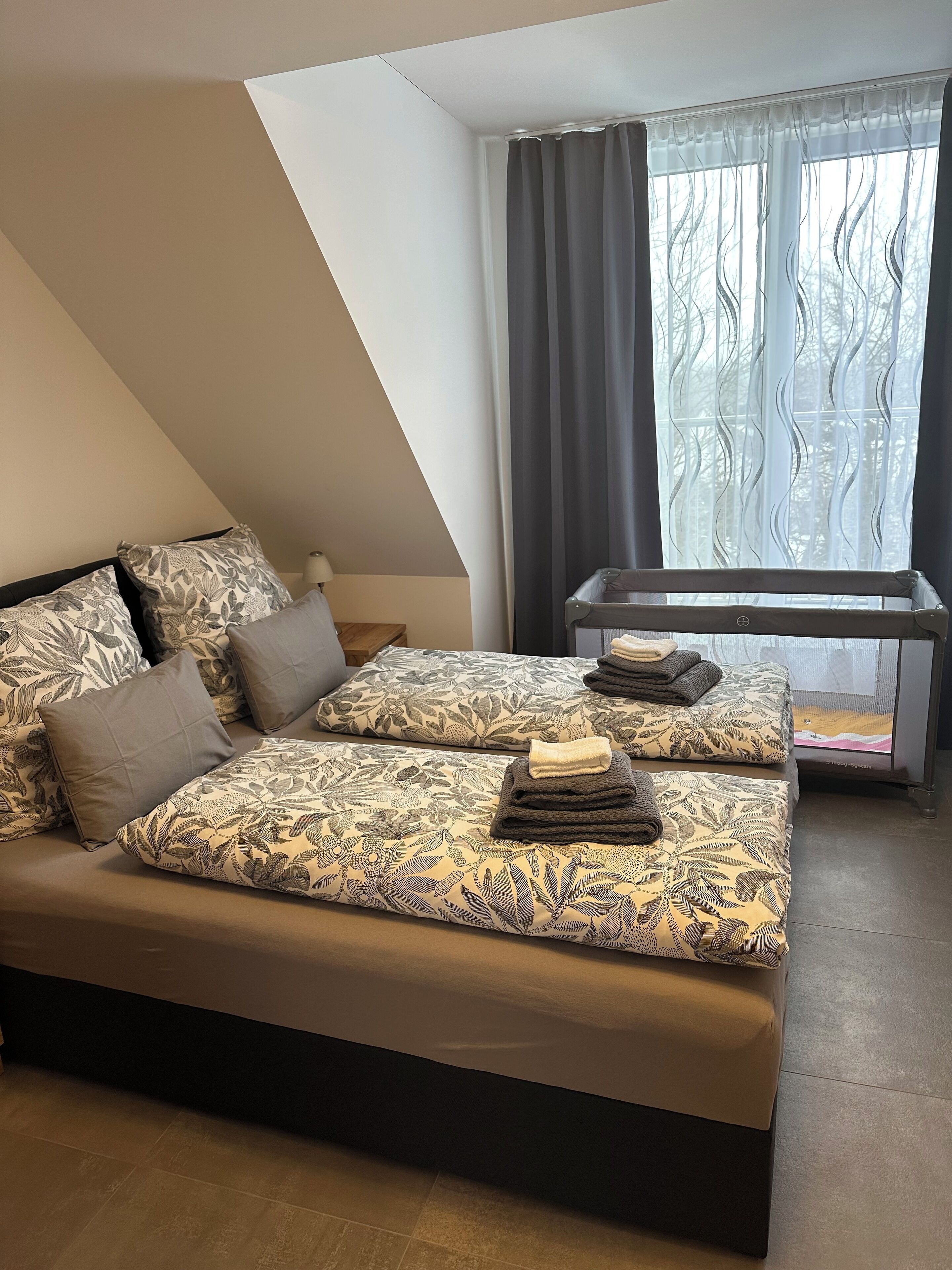 熨斗/熨衣板、旅行婴儿床、WiFi、床单