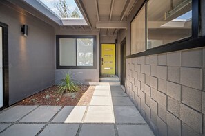 Exterior detail - Modern Napa Retreat - Zen Oasis Near Top Wineries - 5 Minutes From Downtown! (Napa)