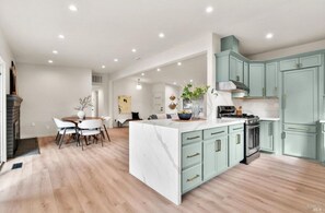 Fridge, microwave, oven, stovetop - Modern Napa Retreat - Zen Oasis Near Top Wineries - 5 Minutes From Downtown! (Napa)