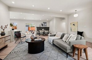 Smart TV, books - Modern Napa Retreat - Zen Oasis Near Top Wineries - 5 Minutes From Downtown! (Napa)