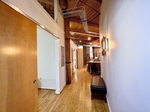 Interior - Johnny (Nashville)