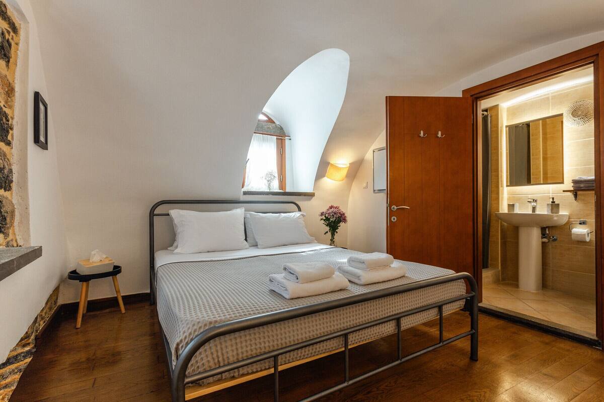 Studio city view | In-room safe, free WiFi