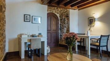 Deluxe suite, patio | Dining