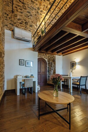 Deluxe suite, patio | Dining