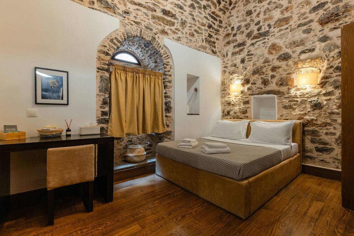 Deluxe double room, patio | In-room safe, free WiFi