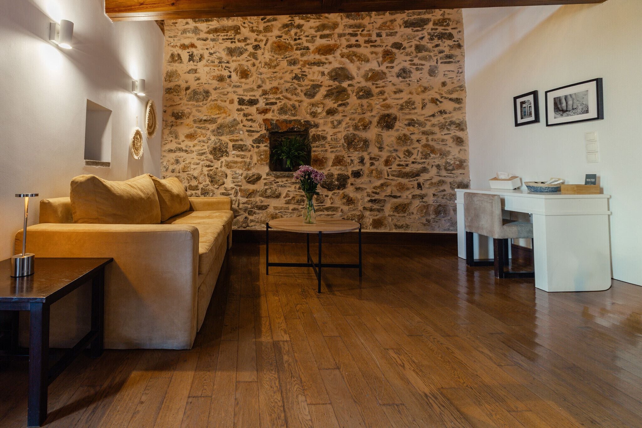 Deluxe suite, patio | Living area