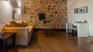Deluxe suite, patio | Living area