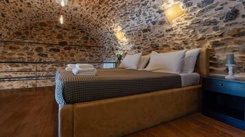 Deluxe suite, patio | In-room safe, free WiFi