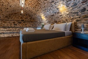 Deluxe suite, patio | In-room safe, free WiFi