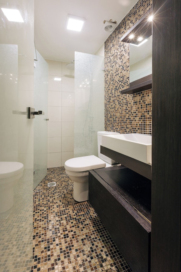 Standard double bed | Bathroom | Soap, shampoo, toilet paper