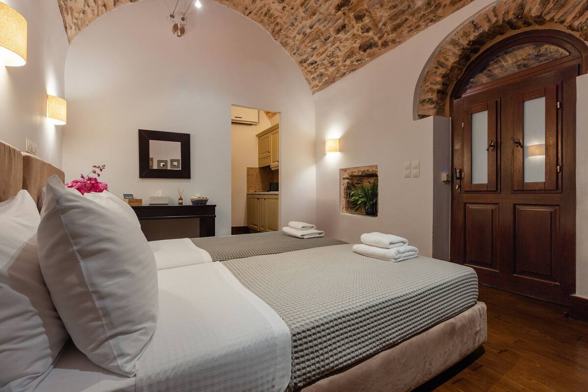 Standard twin room, patio
