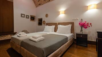 Standard twin room, patio | In-room safe, free WiFi