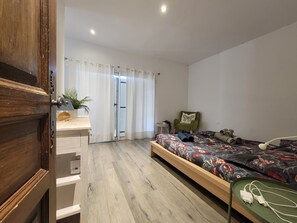 5 slaapkamers, een bureau, een strijkplank/strijkijzer, reisbedje