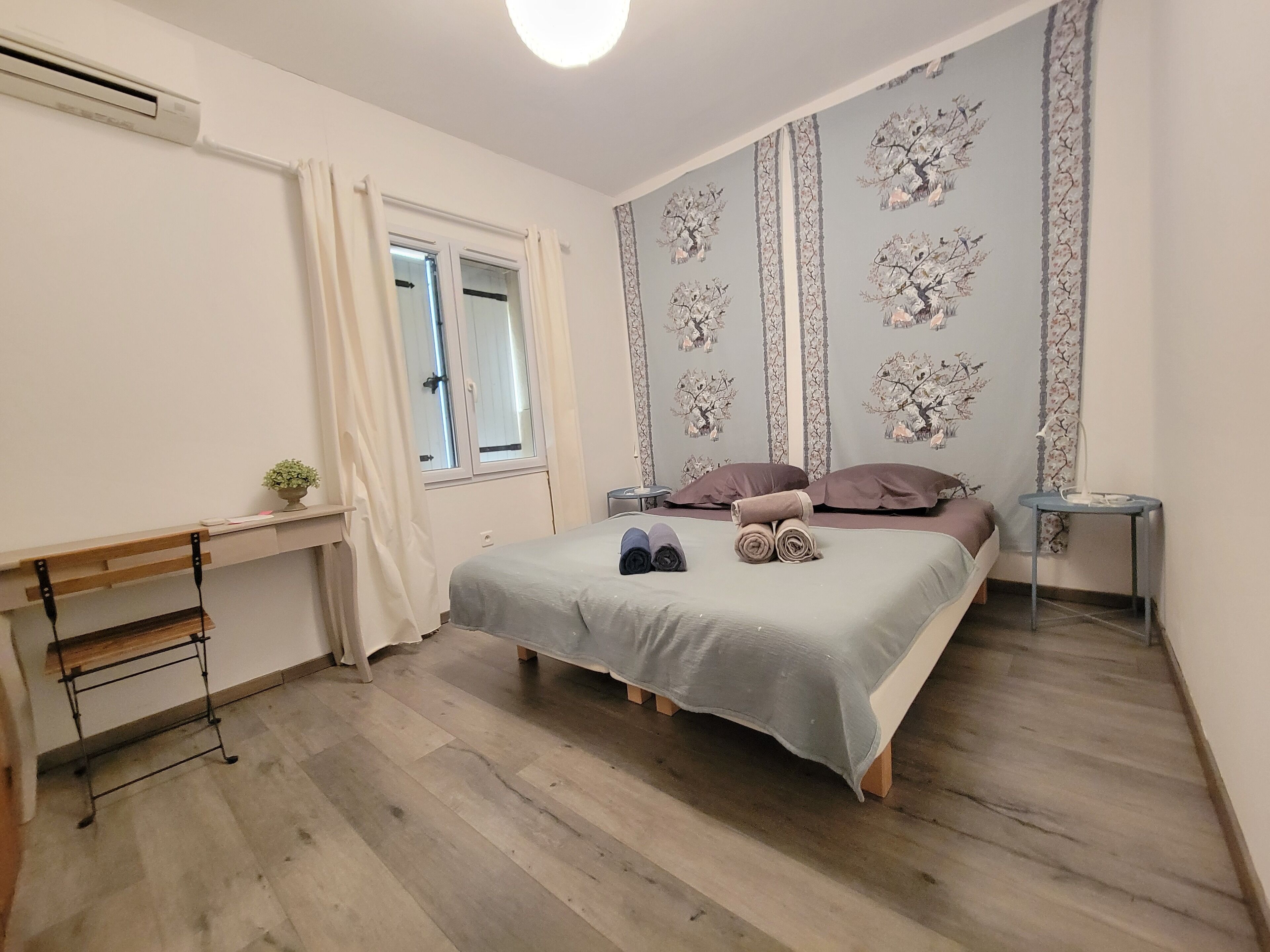 5 chambres, bureau, fer et planche à repasser, lit parapluie