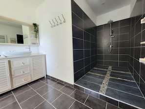 Shower, hair dryer, towels, toilet paper - House Figuerolles Les Houles (Saint-Martin-de-Castillon)
