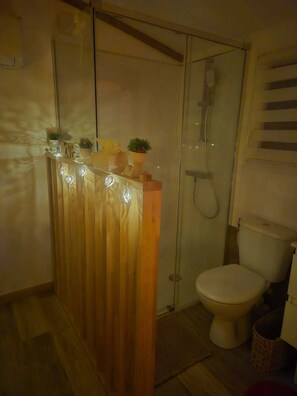 Bruser, boblebadekar, håndklæder, Sæbe